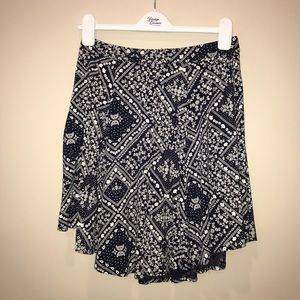 Trendy mid-length patterned shirt